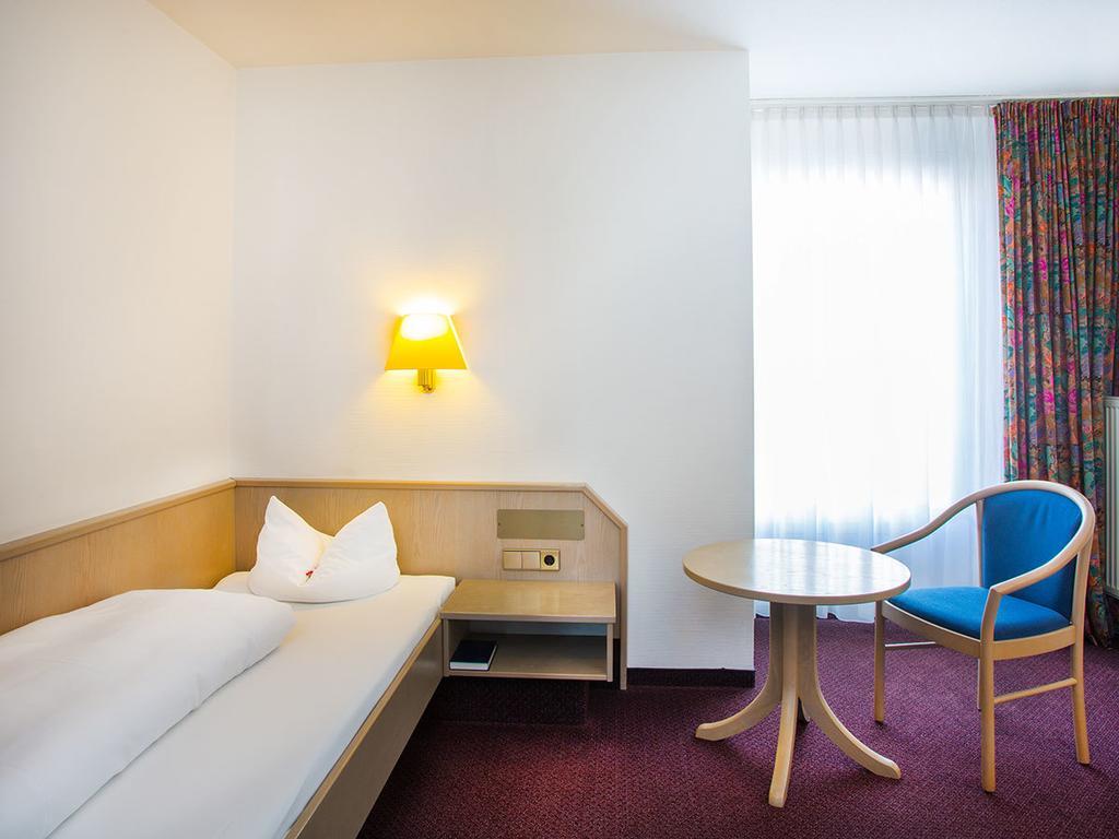 Hotel Kreuz Gaestehaus Und Lauchertbar Mit Terrasse Gammertingen Room photo