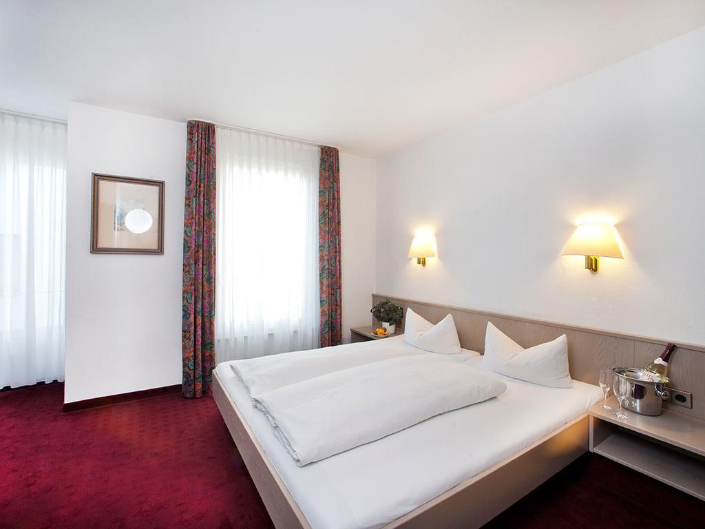 Hotel Kreuz Gaestehaus Und Lauchertbar Mit Terrasse Gammertingen Room photo