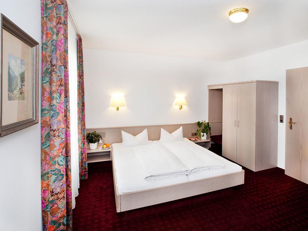 Hotel Kreuz Gaestehaus Und Lauchertbar Mit Terrasse Gammertingen Room photo