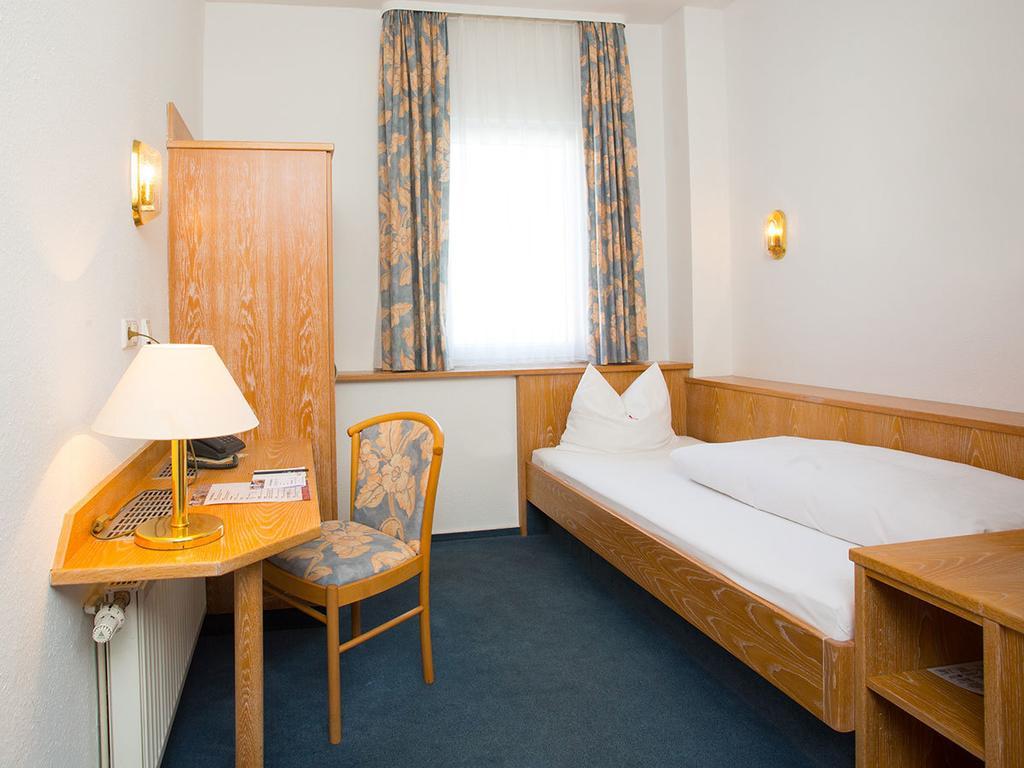 Hotel Kreuz Gaestehaus Und Lauchertbar Mit Terrasse Gammertingen Room photo